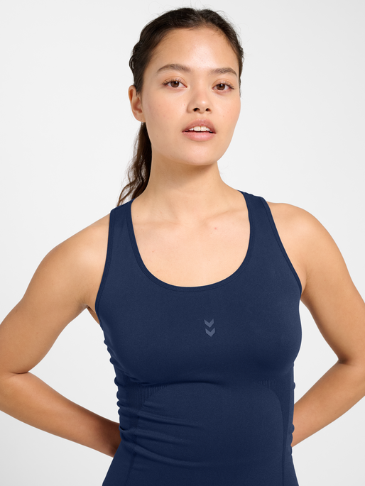 hmlFLOW TANKTOP, DRESS BLUES, model