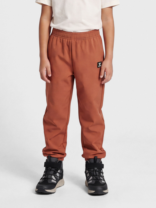 hmlJUPITOR SOFTSHELL PANTS, COPPER BROWN, model