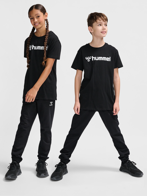 hmlGO 2.0 LOGO T-SHIRT S/S KIDS, BLACK, model