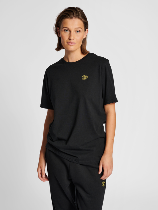 hmlAMNESTY LABEL T-SHIRT, 2001, model