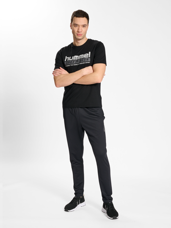 hmlLGC CARSON T-SHIRT, BLACK, model