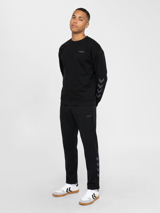 hmlKEEPER CHEVRON SWEATSHIRT, BLACK, model