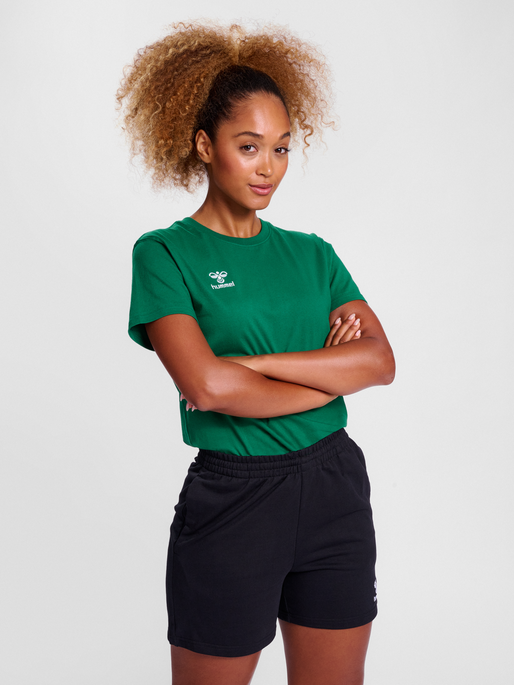 hmlGO 2.0 T-SHIRT S/S WOMAN, EVERGREEN, model