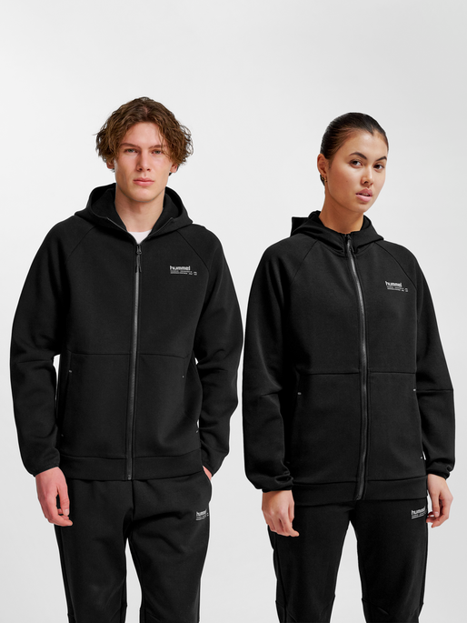 hmlTECH FLEECE REGULAR ZIP HOODIE, 2001, model