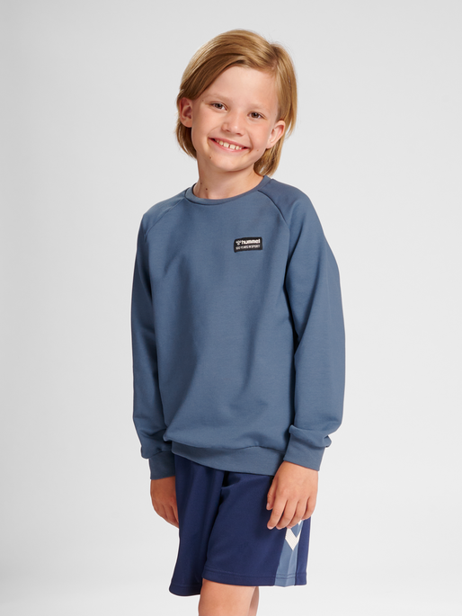 hmlGLEN SWEATSHIRT, BERING SEA, model