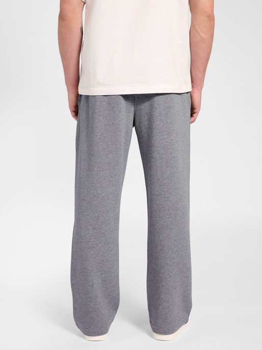 hmlPULSE WIDE SWEAT PANTS, GREY MELANGE, model