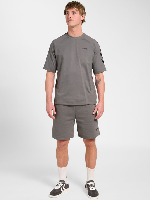 hmlKEEPER CHEVRON SHORTS, CHARCOAL GRAY, model