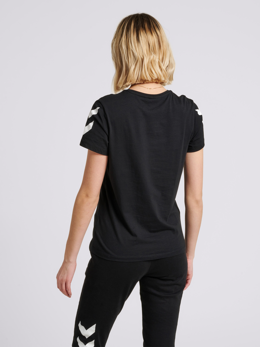 hmlLEGACY WOMAN T-SHIRT, BLACK, model