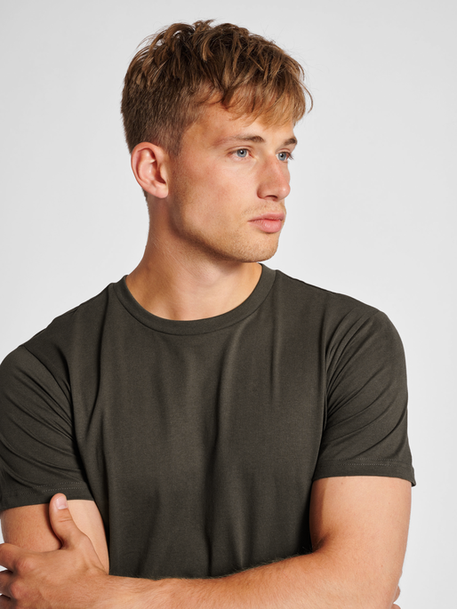 hmlRED BASIC T-SHIRT S/S, 6213, model
