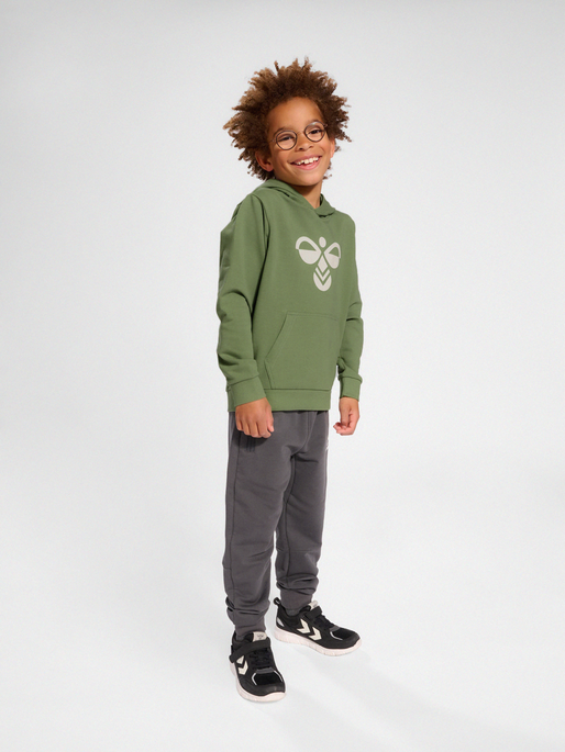 hmlCUATRO HOODIE, OIL GREEN, model