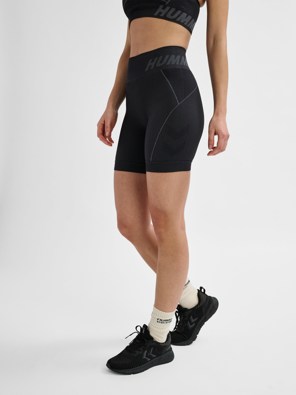 hmlTE CHRISTEL SEAMLESS SHORTS, BLACK/ASPHALT MELANGE, model
