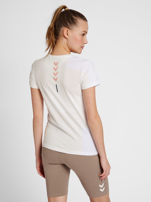 hmlTE CALI COTTON T-SHIRT, WHITE/WITHERED ROSE, model