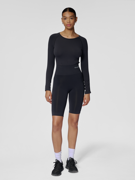 hmlTIF SEAMLESS CYLING SHORTS, BLACK, model