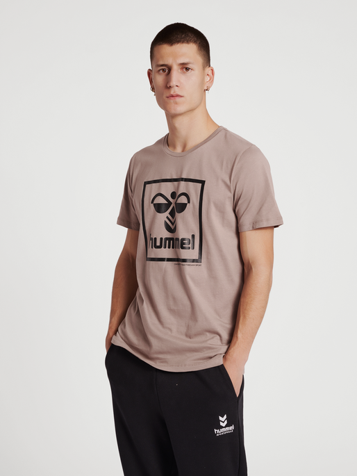 hmlISAM 2.0 T-SHIRT, DRIFTWOOD, model