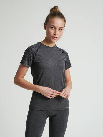 hmlCI SEAMLESS T-SHIRT, BLACK MELANGE, model