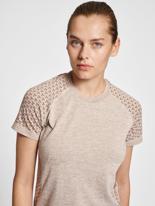 hmlCI SEAMLESS T-SHIRT, DRIFTWOOD MELANGE, model