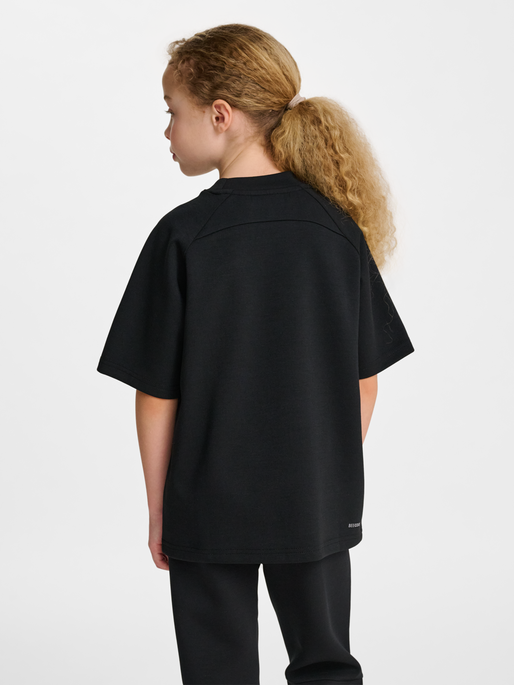 hmlJR TECH LOOSE T-SHIRT, BLACK, model