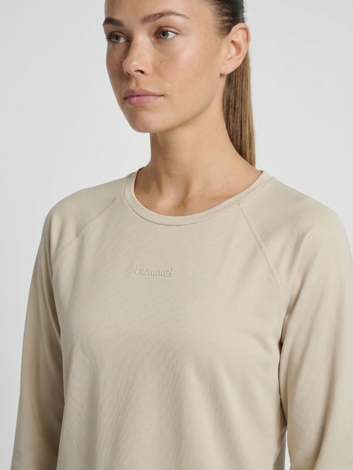 hmlVANJA TECH T-SHIRT L/S, OVERCAST, model