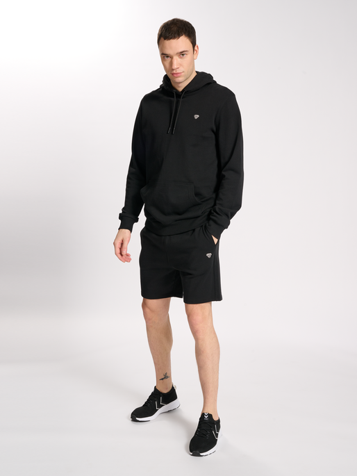 hmlIC FRED SWEATSHORTS, BLACK, model