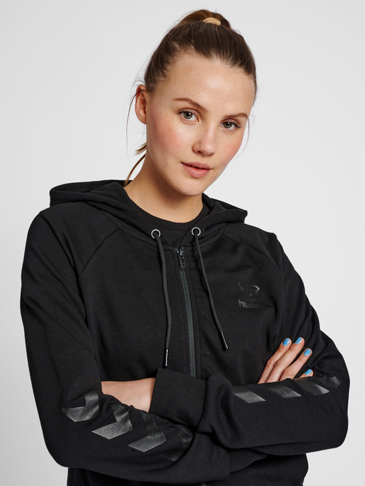 hmlNONI 2.0 ZIP HOODIE, 2001, model