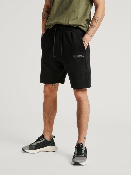 hmlLEGACY SHORTS, BLACK, model