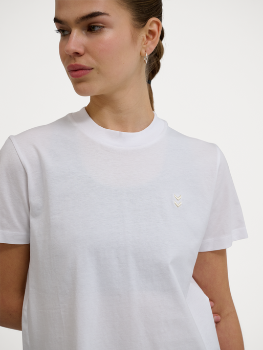 hmlPULSE W T-SHIRT, WHITE, model
