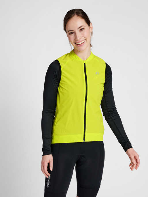 WOMENS CORE BIKE GILET, EVENING PRIMROSE, model