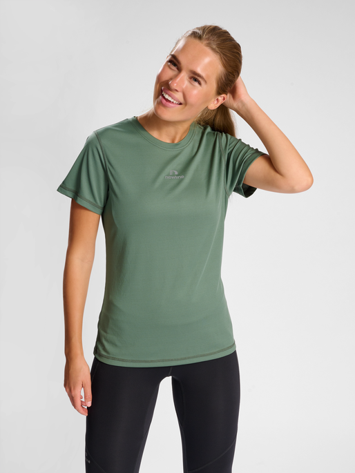 nwlBEAT POLY TEE WOMAN, LAUREL WREATH, model