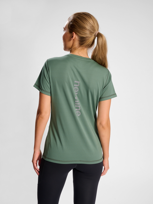 nwlBEAT POLY TEE WOMAN, LAUREL WREATH, model