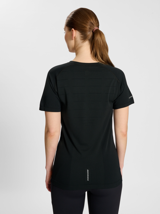 nwlRIVERSIDE SEAMLESS T-SHIRT S/S W, BLACK, model