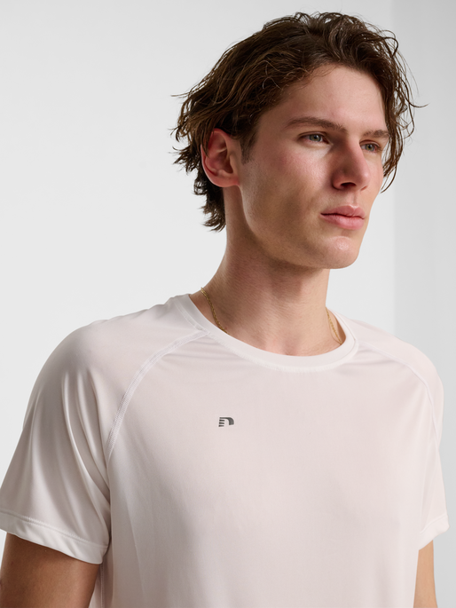 nwlBEAT T-SHIRT, WHITE, model