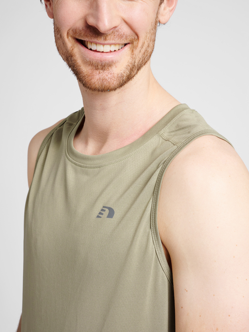 MEN RUNNING SINGLET, WINTER TWIG, model