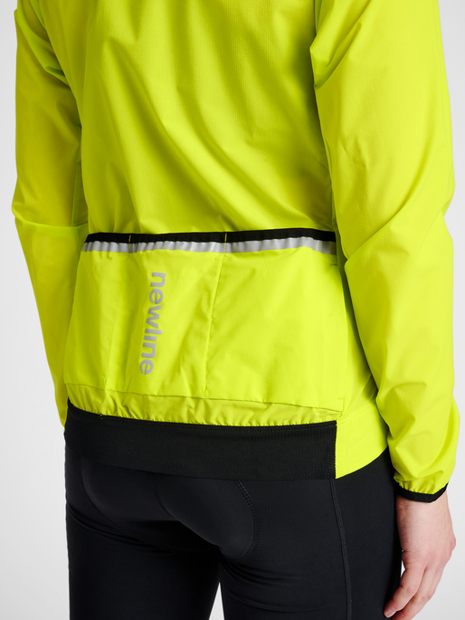 WOMENS CORE BIKE JACKET, EVENING PRIMROSE, model