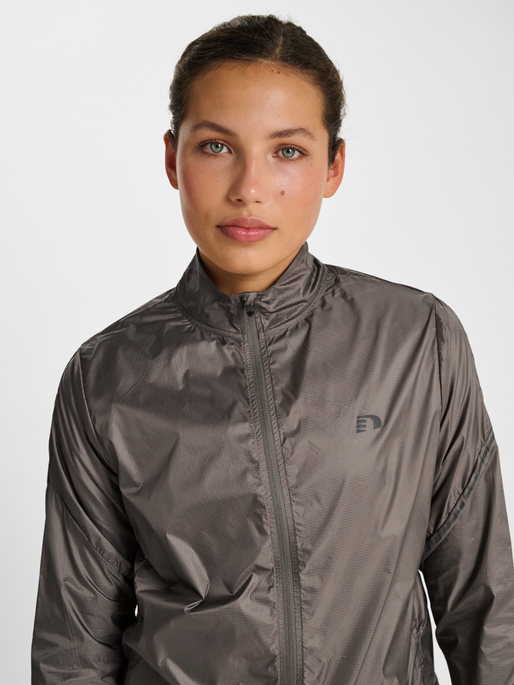 nwlPACKABLE TRAIL W JACKET, FALCON, model