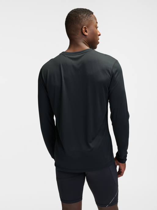 nwlBEAT T-SHIRT L/S, BLACK, model