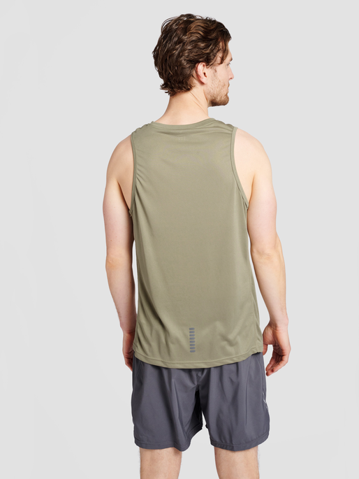 MEN RUNNING SINGLET, WINTER TWIG, model