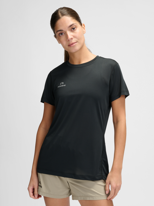 nwlBEAT T-SHIRT W, BLACK, model