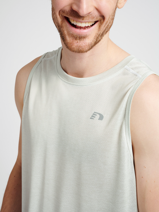 MEN RUNNING SINGLET, OYSTER MUSHROOM MELANGE, model