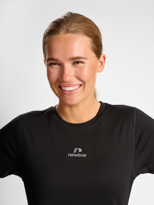 nwlBEAT POLY TEE WOMAN, BLACK, model