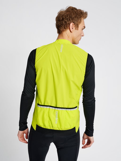 MENS CORE BIKE GILET, EVENING PRIMROSE, model