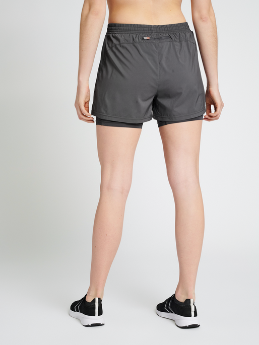 hummel WOMEN 2-IN-1 RUNNING SHORTS - FORGED | hummel.dk