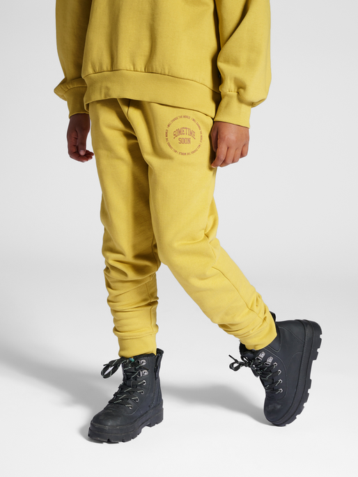 stsLUNA PANTS, ANTIQUE GOLD, model